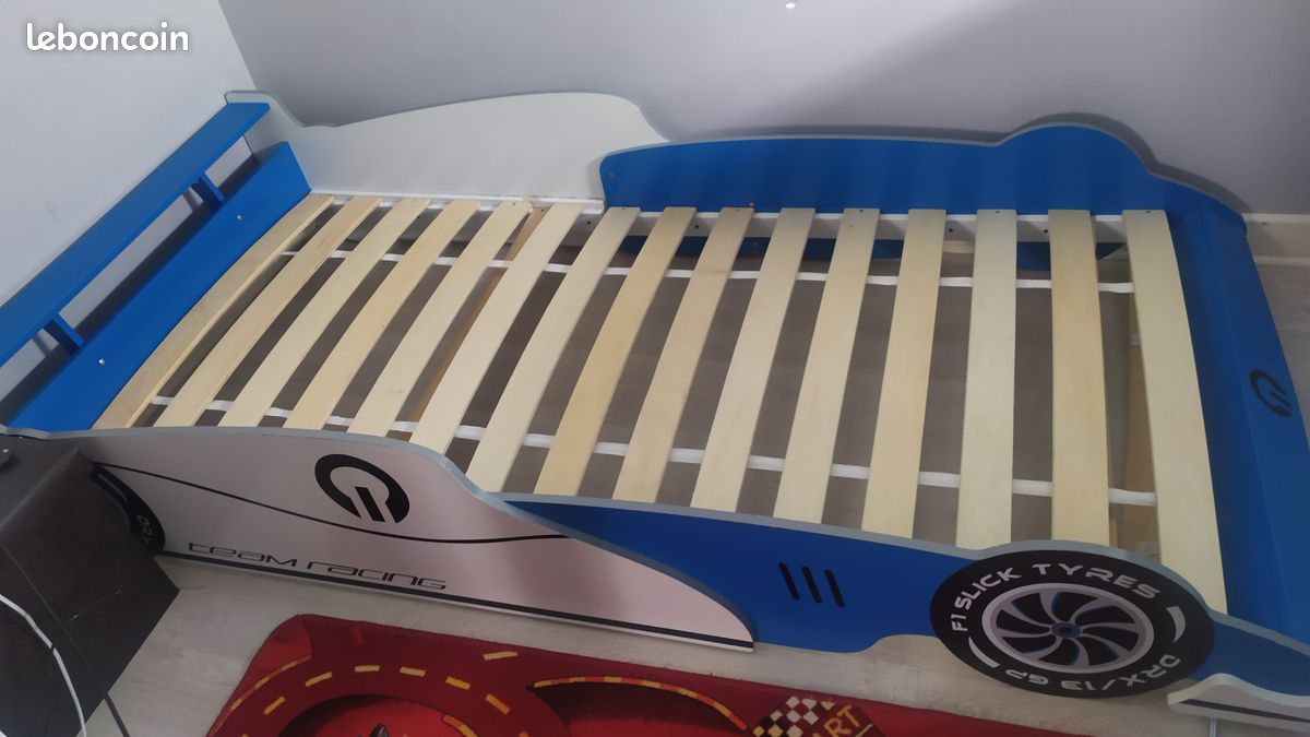 Vends lit enfant voiture de course avec sommier et matelas (image 1)