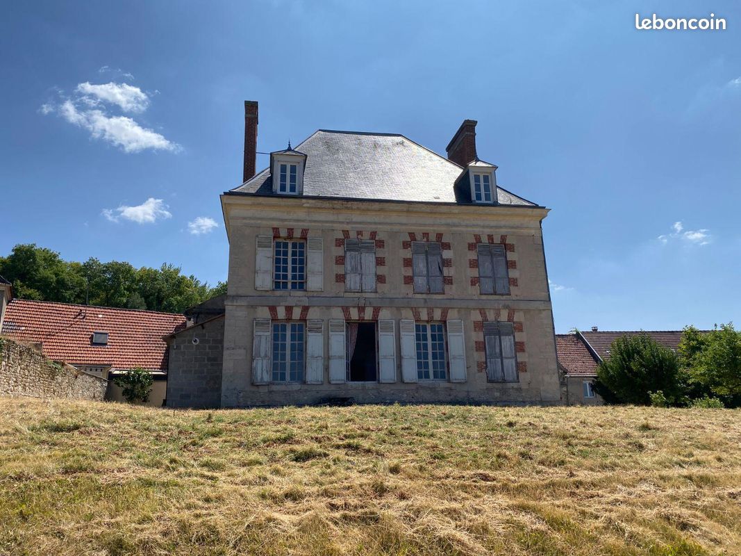 Maison 330 m² · à Mareuil-le-Port · 330 m² · 241 500 €