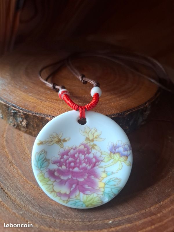 Collier Pendentif Rond Motif Fleur - Crème Et Rouge - Matériau Acrylique Perlé - Neuf Sans Emballage