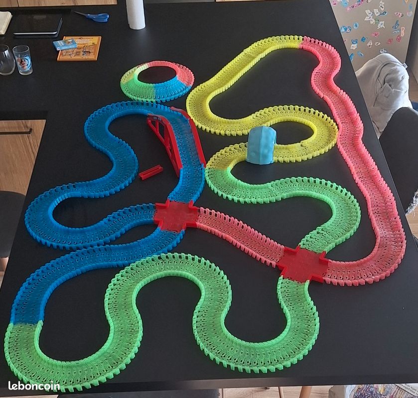 Circuit flexible lumineux Magic Tracks Nombreuses pièces, sans