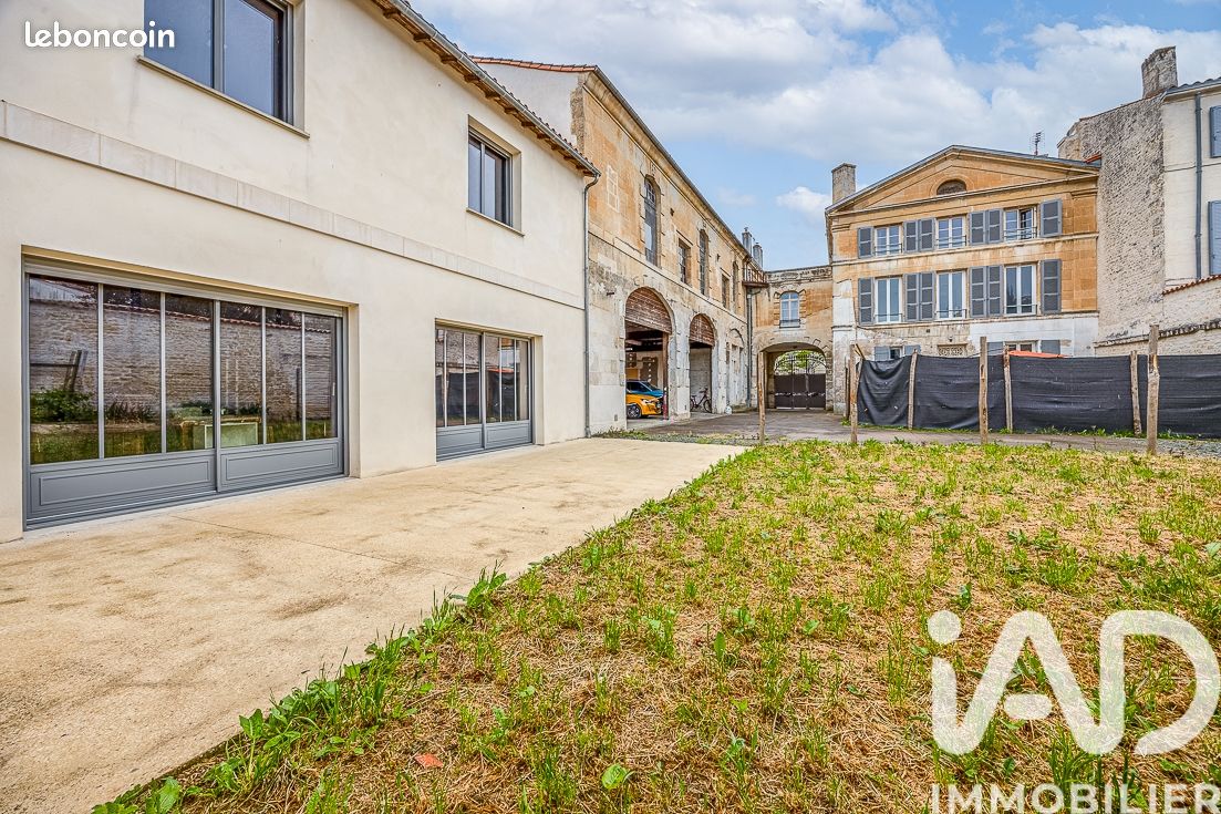 Maison 15 pièces 640 m² · à Niort · 640 m² · 740 000 €