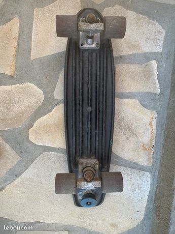 Skateboard vintage années 70 de la marque Rollet. (Modèle D en polypropylene injecté fumé