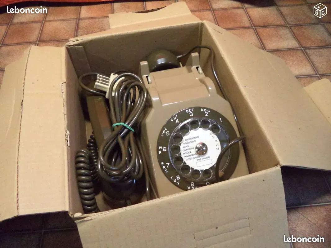 Telephone S63 marron a cadran circulaire (image 1)