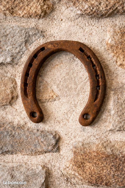 Broche Ancienne En Forme De Fer à Cheval Porte-bonheur En Argent Embossé - Très Bon état