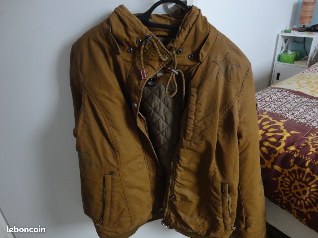 Veste d'hiver KHUJO moutarde avec capuche neuve Vêtements