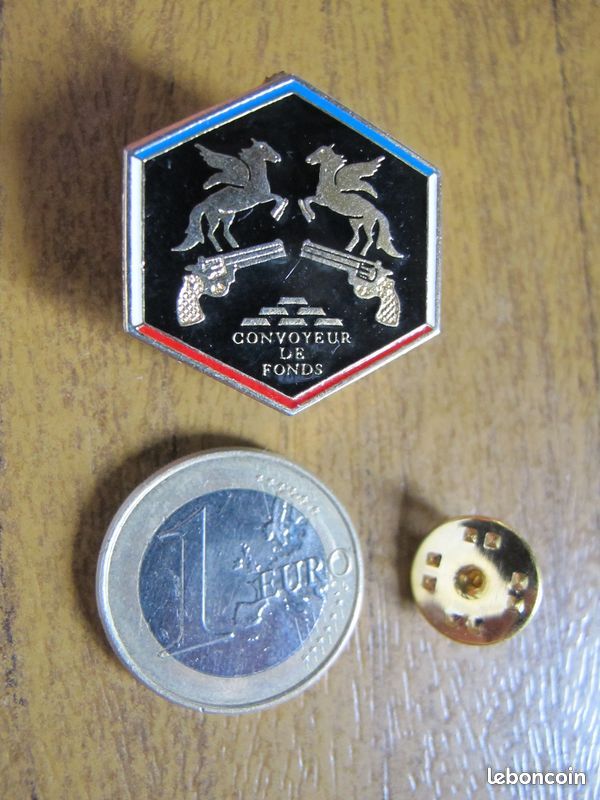 Pin's Convoyeur de fonds , prix livré en suivi , LIRE (image 1)