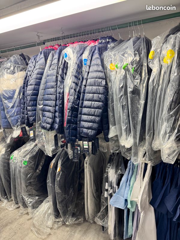 DÉSTOCKAGE MASSIF – Marques originales : Levi’s, Tommy Hilfiger, Hugo Boss, Calvin Klein, Vans, Converse, The North Face, Patagonia… (image 3)