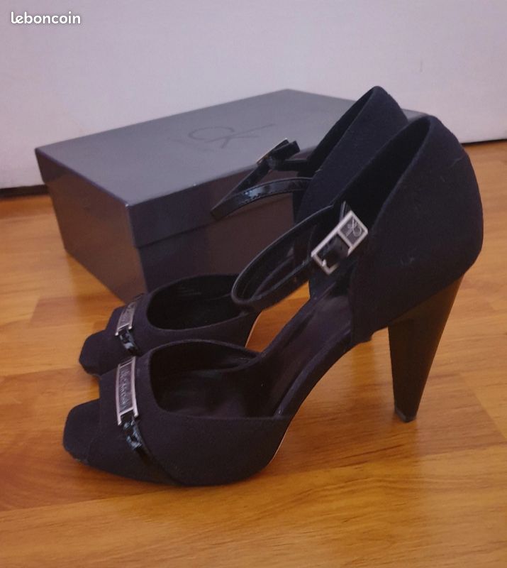 Chaussures sandales noires brides talons hauts marque Calvin Klein