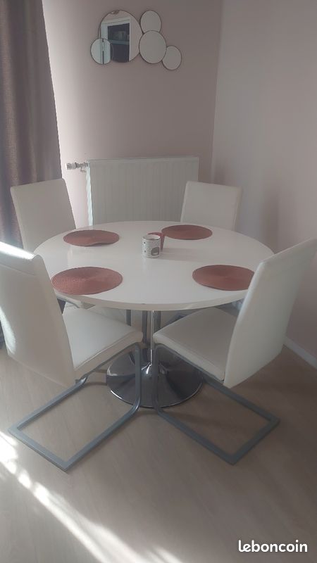 Vends table blanche +4chaises cause déménagement chaises griffées et table a revisser (image 1)