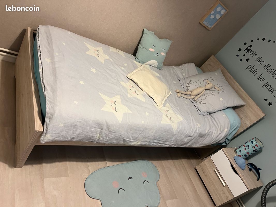 Lit et table de chevet en bois clair très bon état avec matelas (image 1)