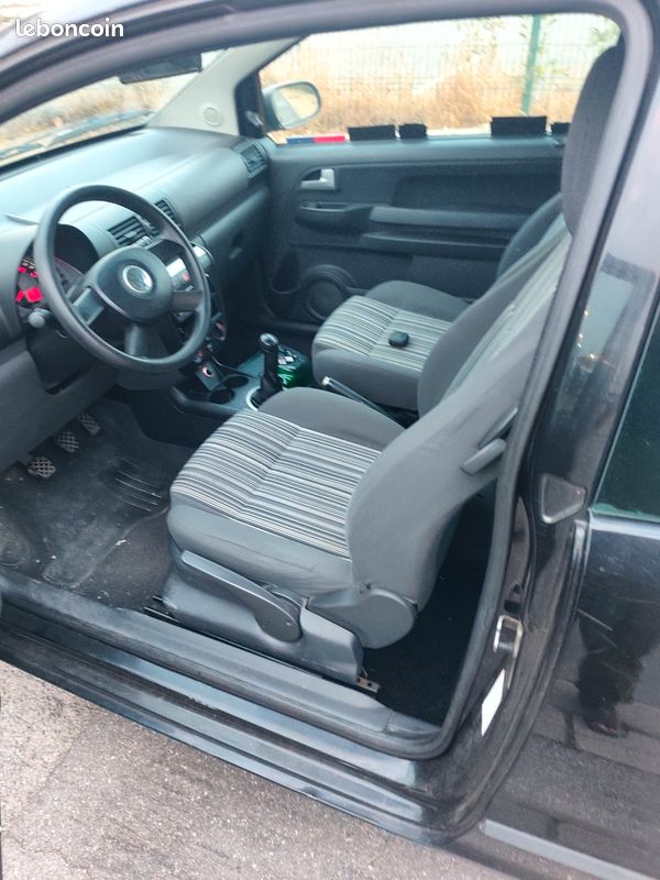 VOLKSWAGEN FOX ESSENCE ANNÉE 2006 MOTEUR 1.2iLl 55 CHEVAUX EN TRE BON ÉTAT 150.500 km GARANTIE 3 MOIS (image 4)