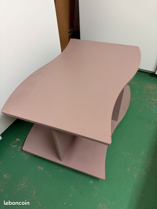 Table basse en bois peint sur roulettes (image 1)