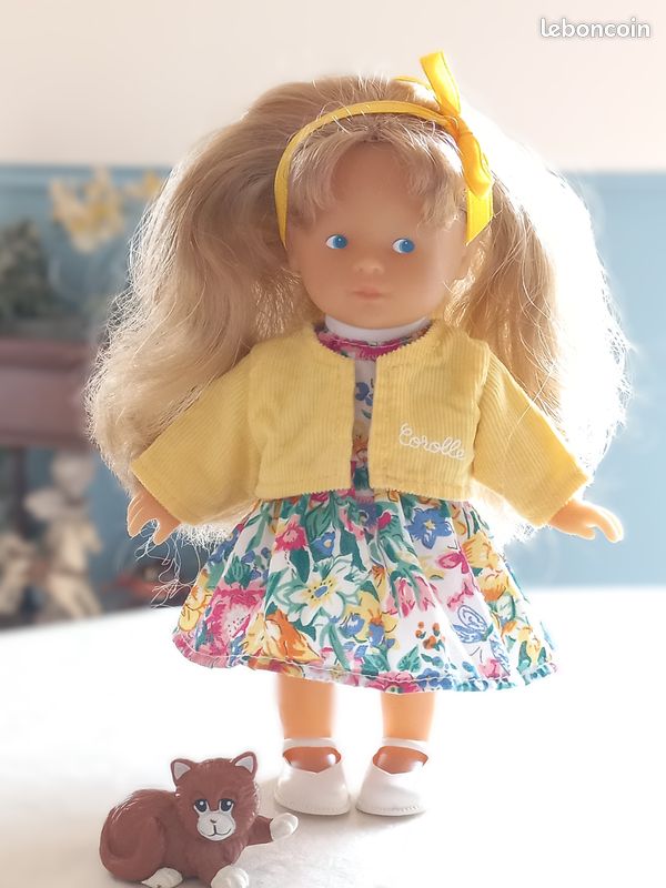 Ensemble Vêtements Corolle Printemps/Eté: Robe à Fleurs, Gilet et Ruban assorti avec Chaton pour Poupée Mini Corolline 20 cm - Jeux & Jouets