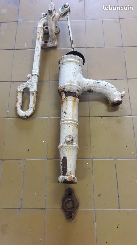 Pompe à eau en fonte (image 1)