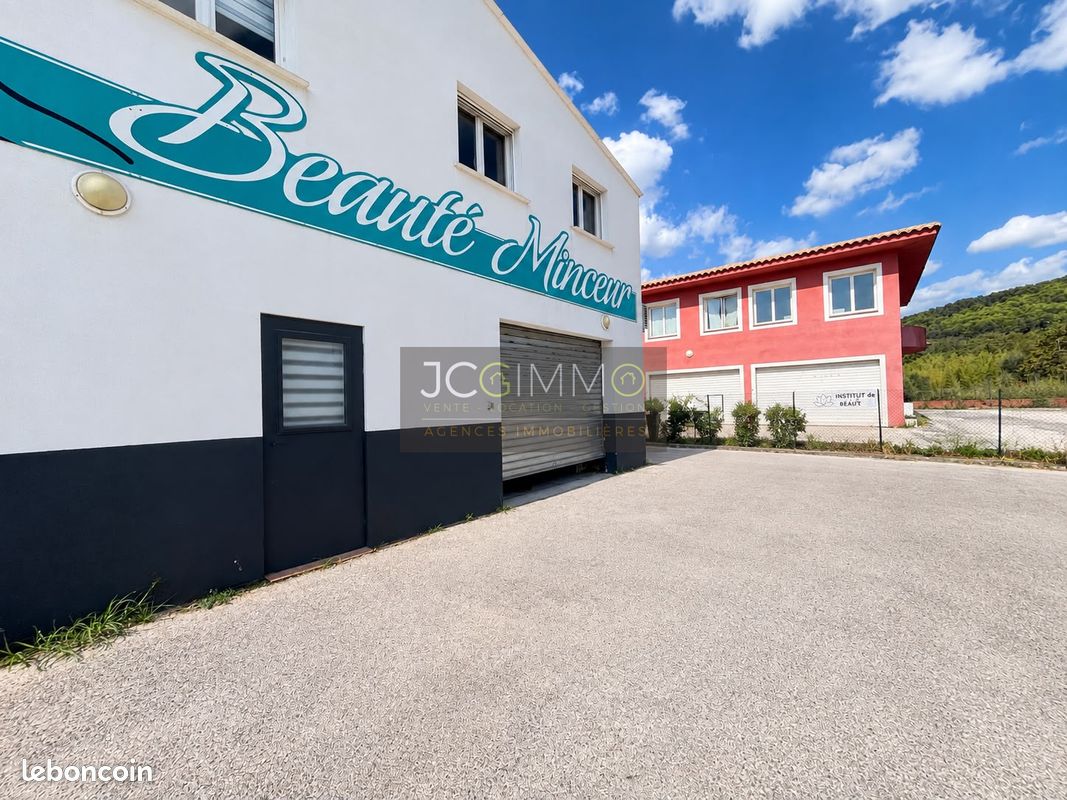 Parking 37 m² · à Solliès-Pont · 37 m² · 350 €/mois