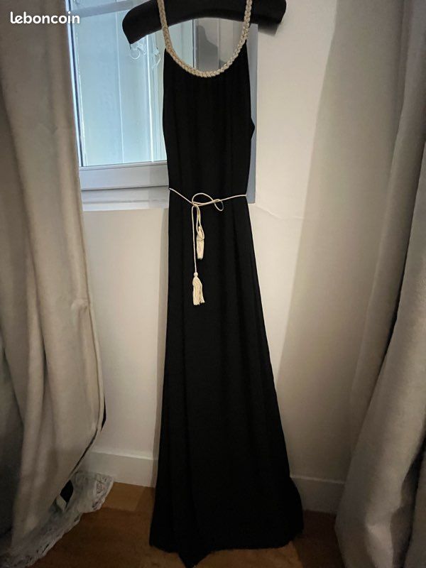 Robe longue noir, bretelle doré avec ceinture et pompom Vêtements
