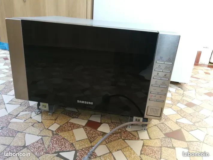 Four micro-ondes Samsung FW87SST (image 1)