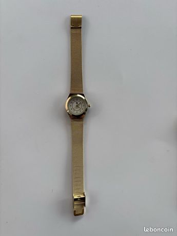 New in ✨✨ Montre carré pour Femme 🤍 En acier inoxydable