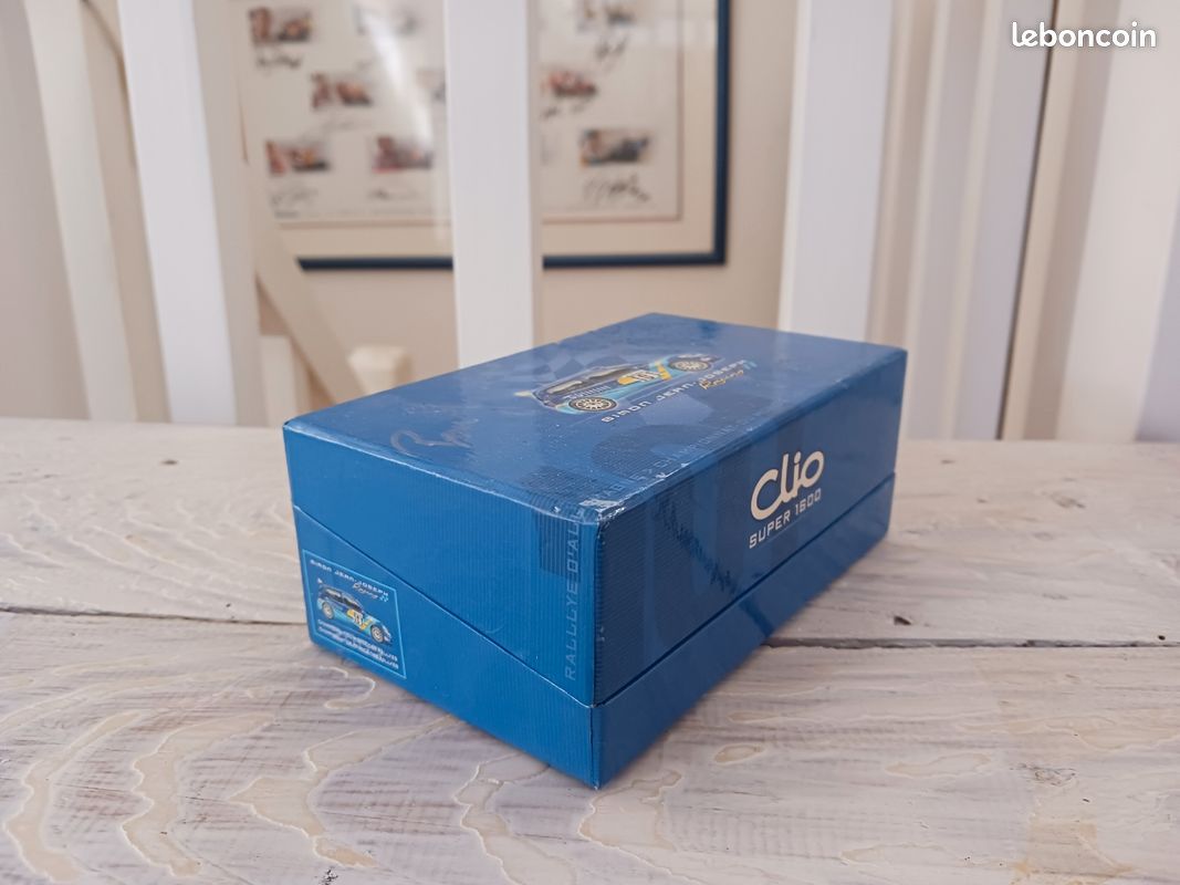 Coffret 2 Renault Clio Super 1600 – Saison 2004, J. Joseph, échelle 1:43 Par Universal Hobbies, Très Bon état