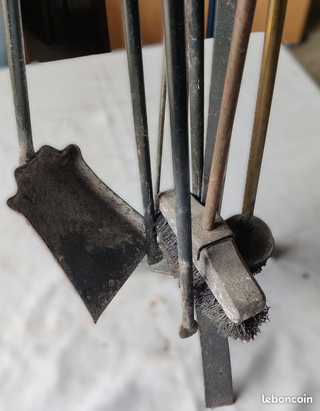 Ancien Serviteur De Cheminée – Lot De Pincettes, Pince Et Accessoires – Fer Forgé