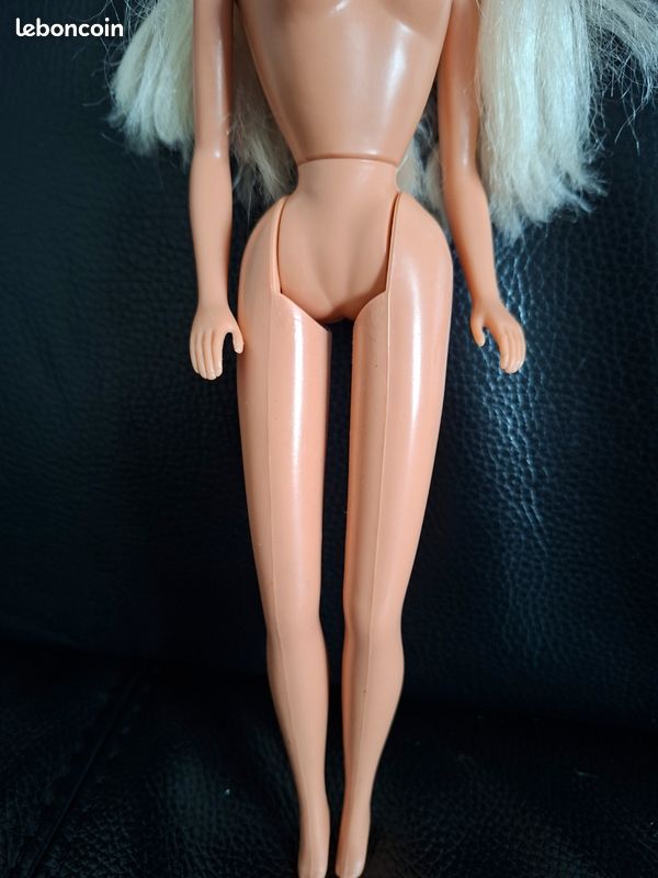 Ancienne Poupée Barbie Collection Mattel – Fabriquée En Chine – Avec Ses Vêtements