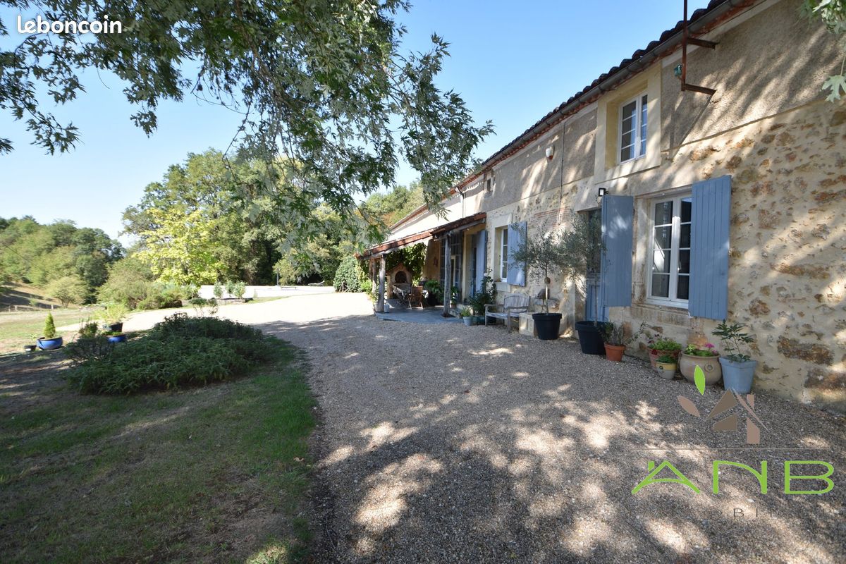 Maison 11 pièces 321 m² · à Montbron · 321 m² · 525 000 €