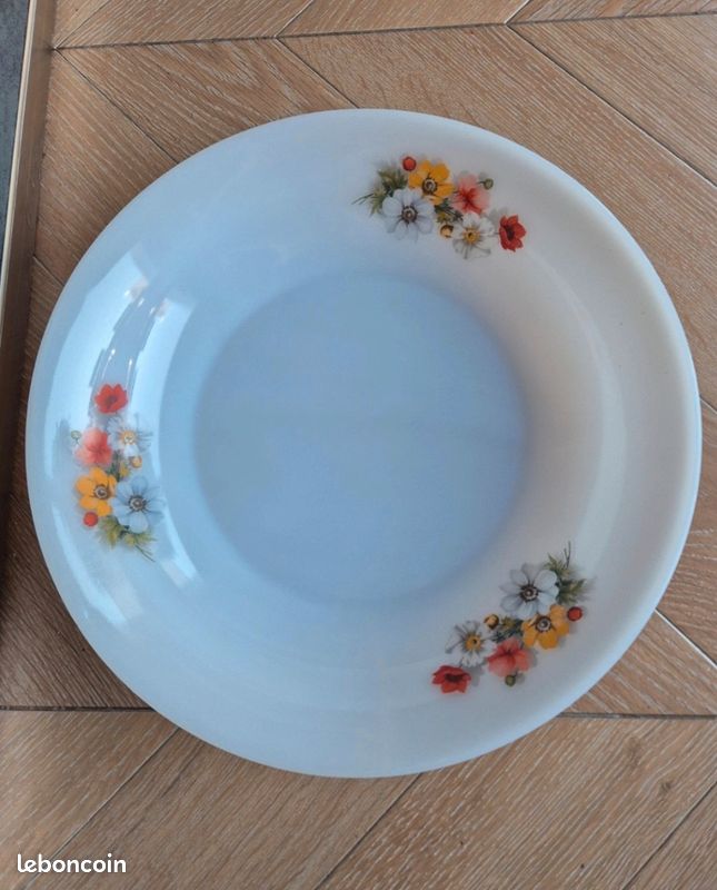 LOT 2 PLATS OVALES ARCOPAL - VINTAGE 1978 - DECORS FLEURS