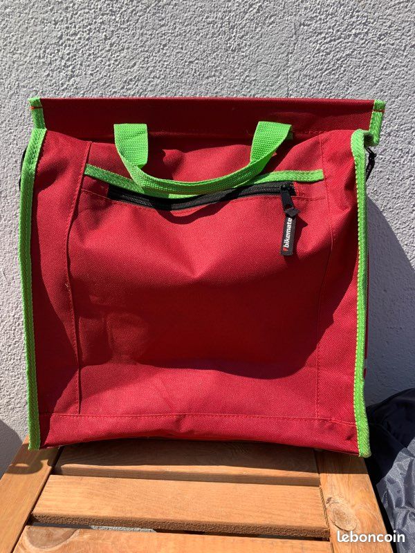 Sac, sacoche de vélo accroché à son porte-bagages (image 1)