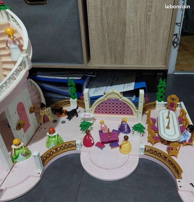Très grand château de princesse Playmobil 4250 avec son grand jardin et ses calèches, figurines, accessoires (image 4)