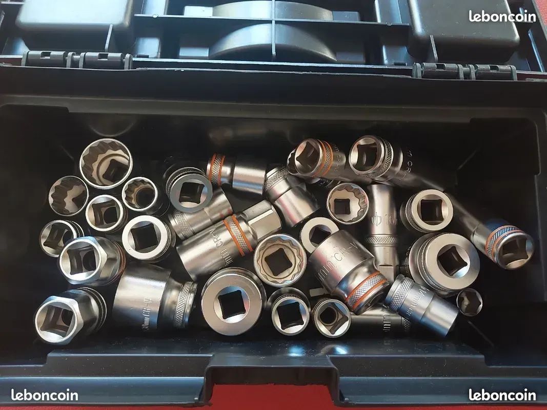 Caisse a outils avec 30 douilles neuves - (image 1)