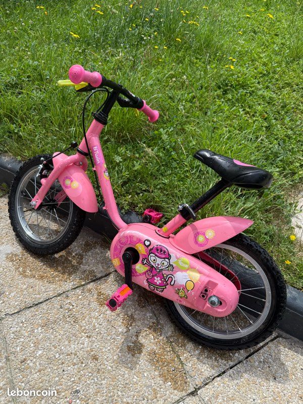 Vélo enfant B-Twin rose Ticha 14" et casque (image 2)