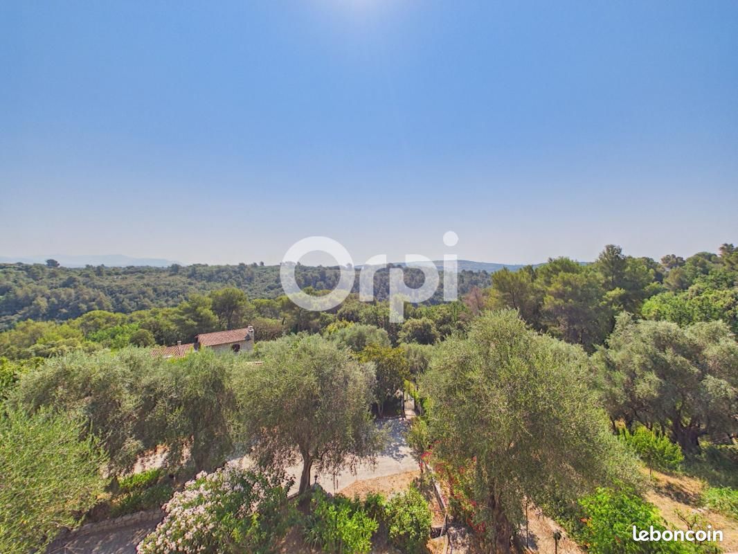 Appartement 4 pièces 132 m² · à Roquefort-les-Pins · 132 m² · 2 800 €