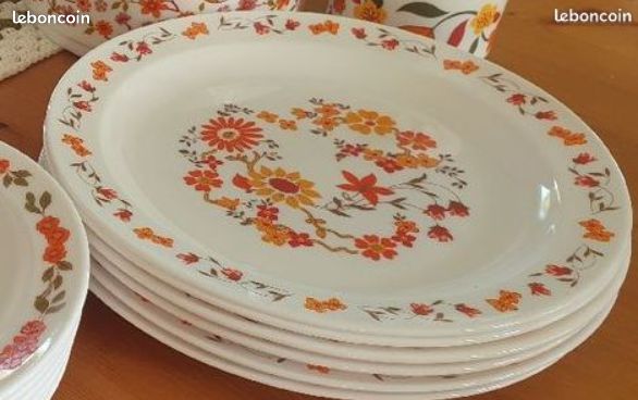 Lot de trois assiettes Arcopal motif floral marguerite vintage - Arts de la table