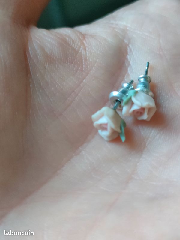 Clous d'oreilles rose (image 2)