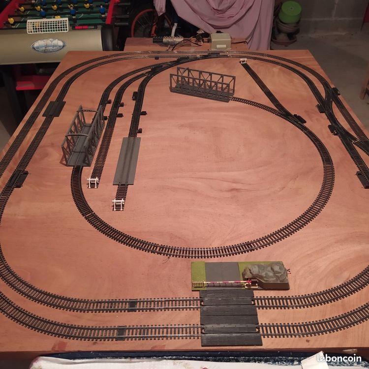 Circuit Ferroviaire Échelle HO Sur Planche – Train Miniature D’Occasion