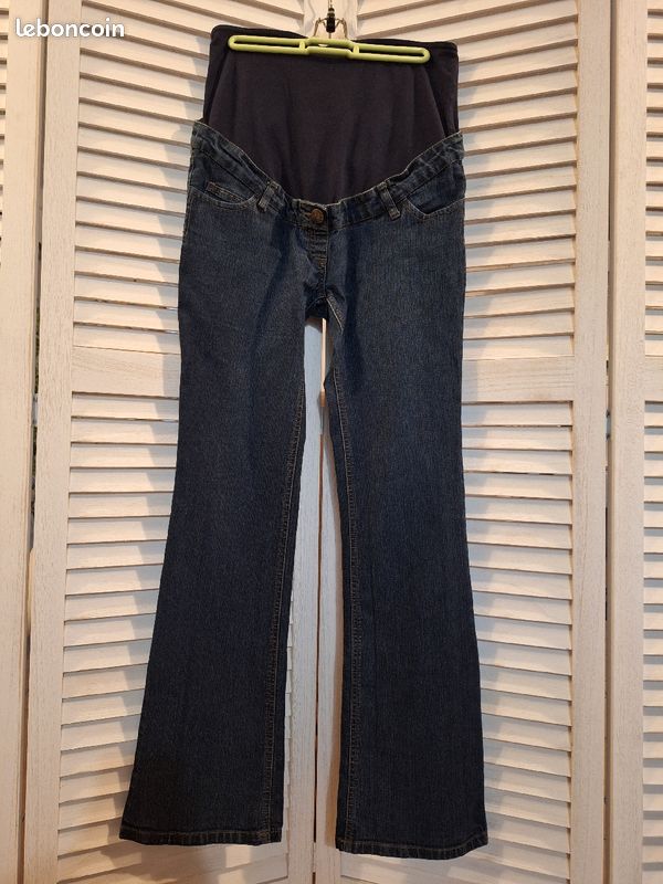 Jean Maternité bootcut bleu foncé T40
Faux bouton et élastiques de réglage de chaque côté (image 1)