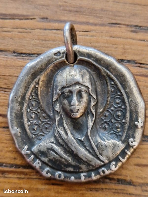 Médaille religieuse en argent massif