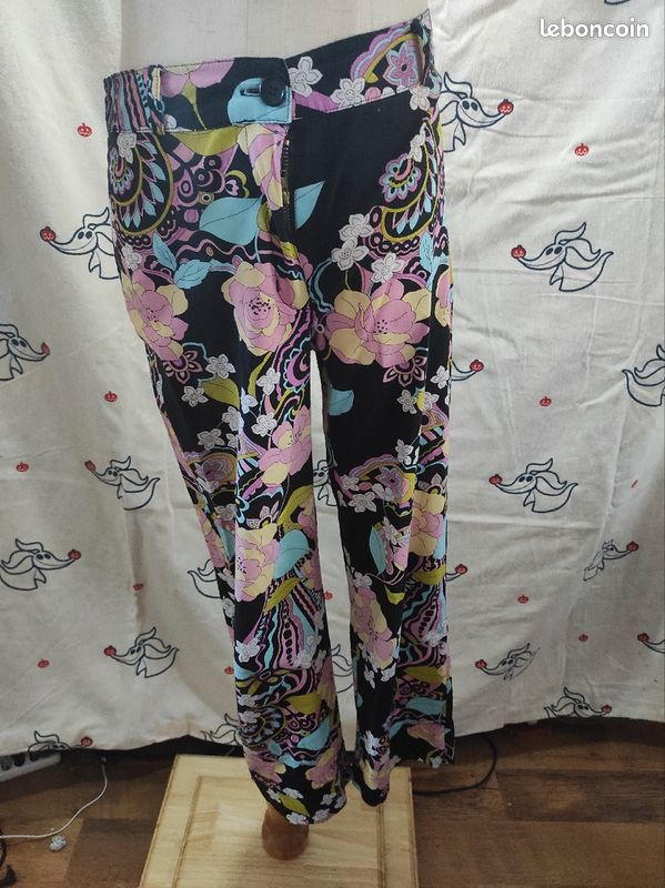 Pantalon fleur année 70 Jennyfer 
Jennyfer 
Super Couleur
Taille 38 
Bon état (image 1)