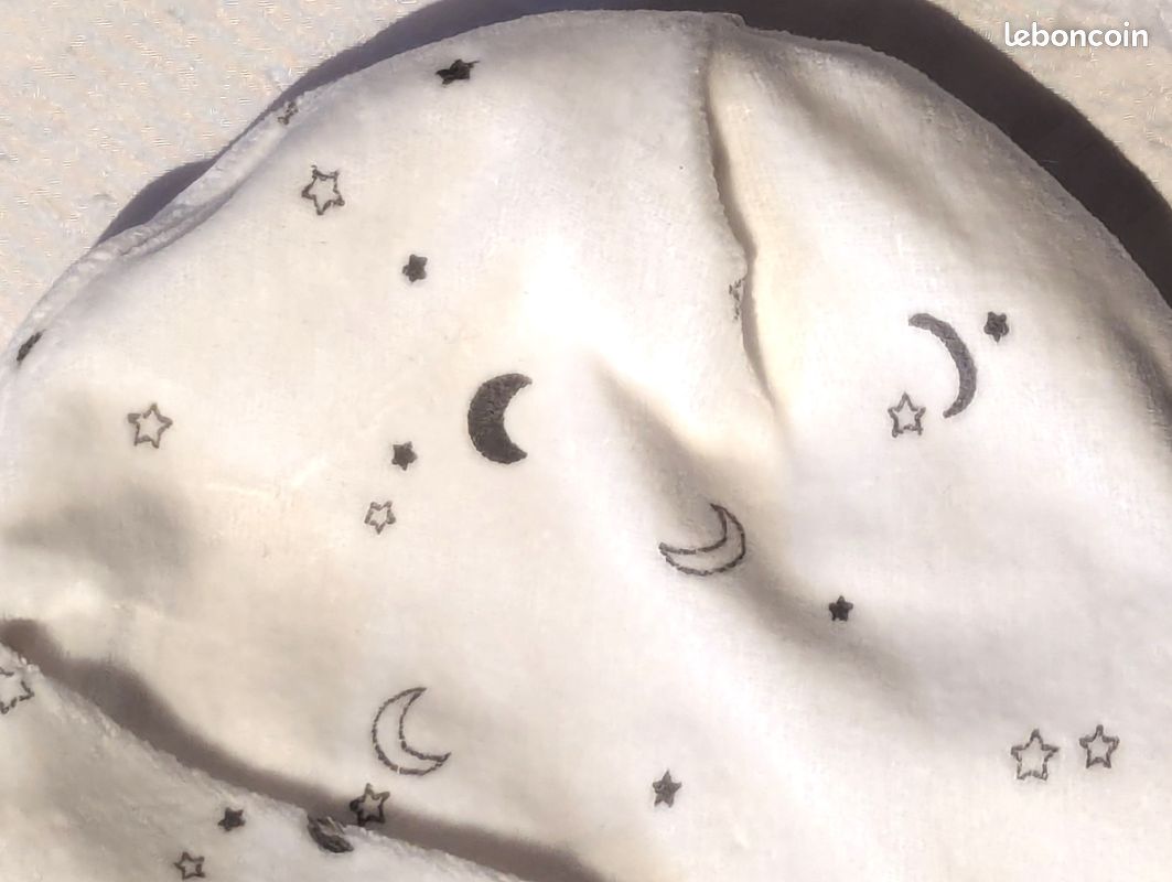 Petit Bonnet Blanc Espace Dessins Petites Lunes Etoiles Vêtement Accessoire Petits Enfants Bébés (image 2)
