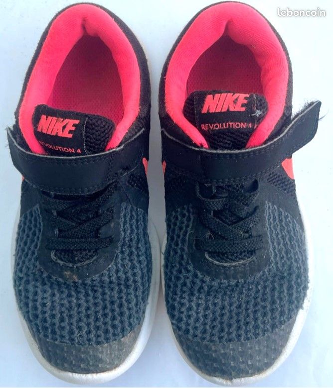 Baskets basses running Nike Révolution noir fluo, scratch, 30