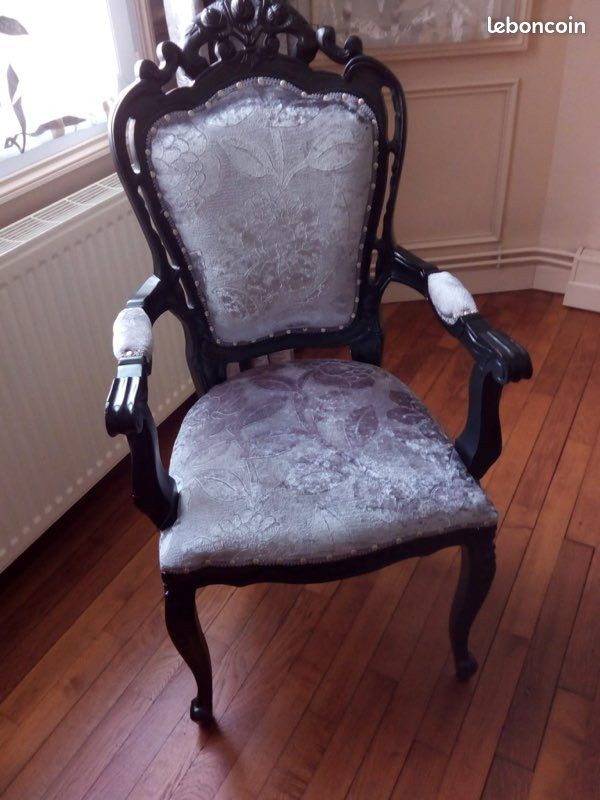 Fauteuil noir de style baroque, nouveau revêtement en simili cuir