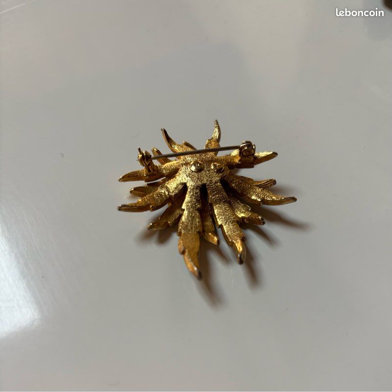 Broche vintage métal doré Monet Paris - Jeronine Vintage