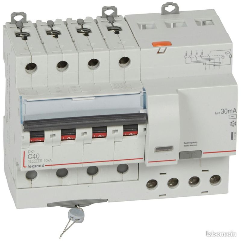 Disjoncteur différentiel 4P 40A Legrand DX³6000 10kA 400V type AC 30mA Courbe C vis/vis départ bas (image 1)