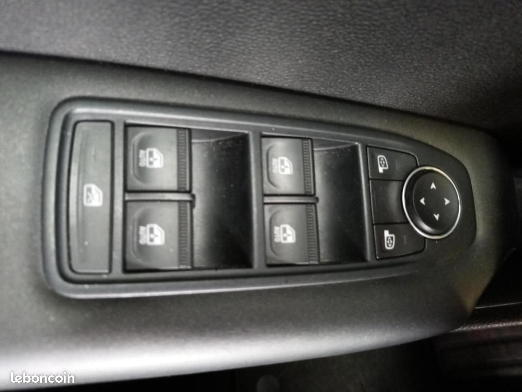 Renault Captur E-Tech 145 - 21 Business (image 19)