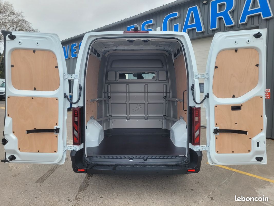 NISSAN INTERSTAR L2H2 FOURGON 2.0 DCI 170 A/T TEKNA CABINE APPROFONDIE FIXE 07 PLACES NEUF avec HABILLAGE BOIS + CAMÉRA DE RECUL + ANTIBROUILLARDS / GARANTIE CONSTRUCTEUR 5 ANS ( Prix Vente 38 990 HT) (image 4)