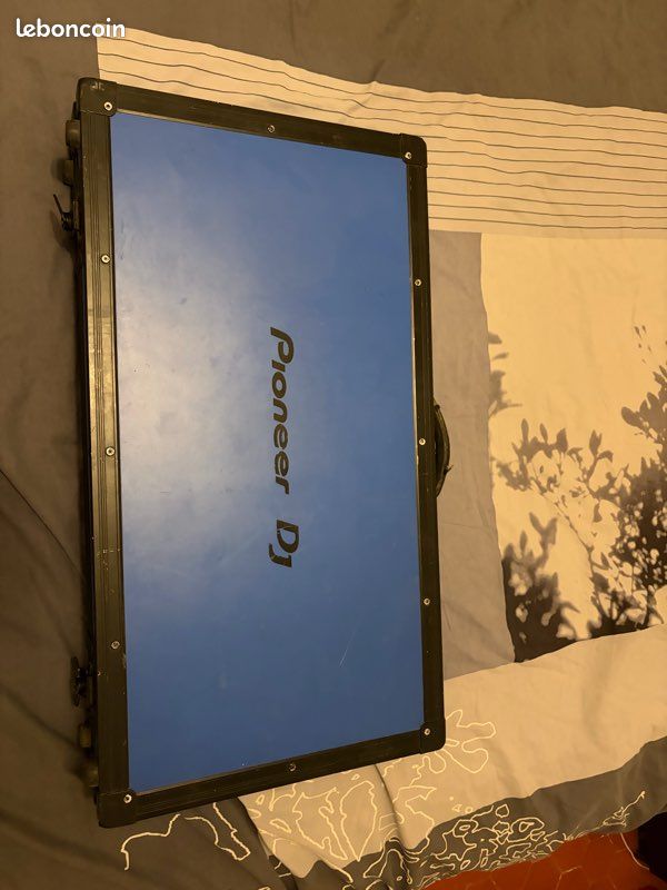 Fly case pioneer (image 1)