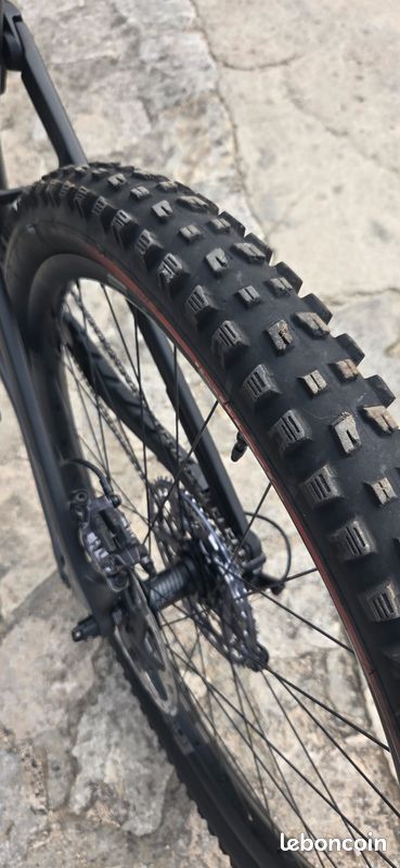 Enduro Canyon Strive Carbone 2025 upgradé état neuf (image 12)