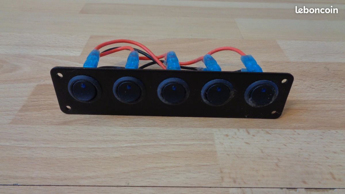 5 interrupteurs ronds étanches à LED bleues (image 17)