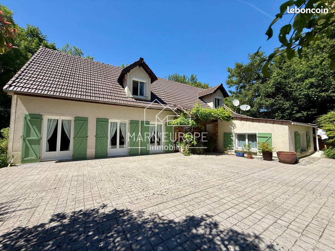 Maison 8 pièces 200 m² · à Crécy-la-Chapelle · 200 m² · 990 000 €