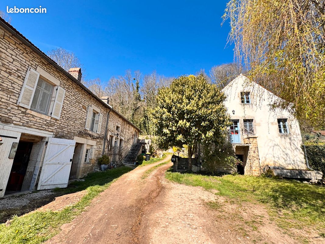 Maison 14 pièces 510 m² · à Mont-Saint-Jean · 510 m² · 360 000 €